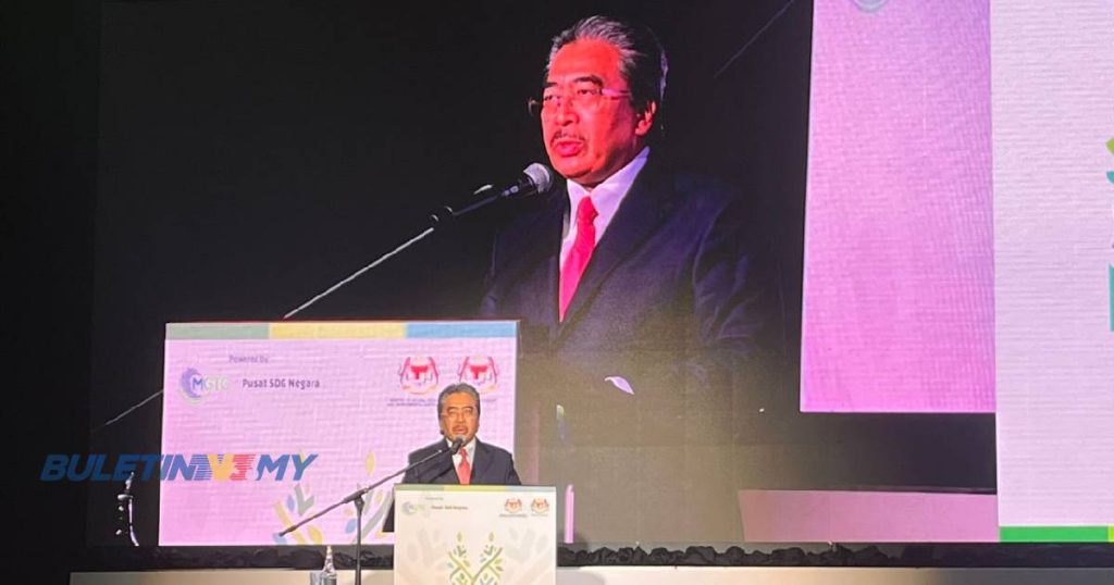 Datuk Seri Johari Abdul Ghani ketika berucap pada Persidangan Kemampanan Kuala Lumpur (KLSS 2025) di Pusat Konvensyen Kuala Lumpur (KLCC), hari ini.
