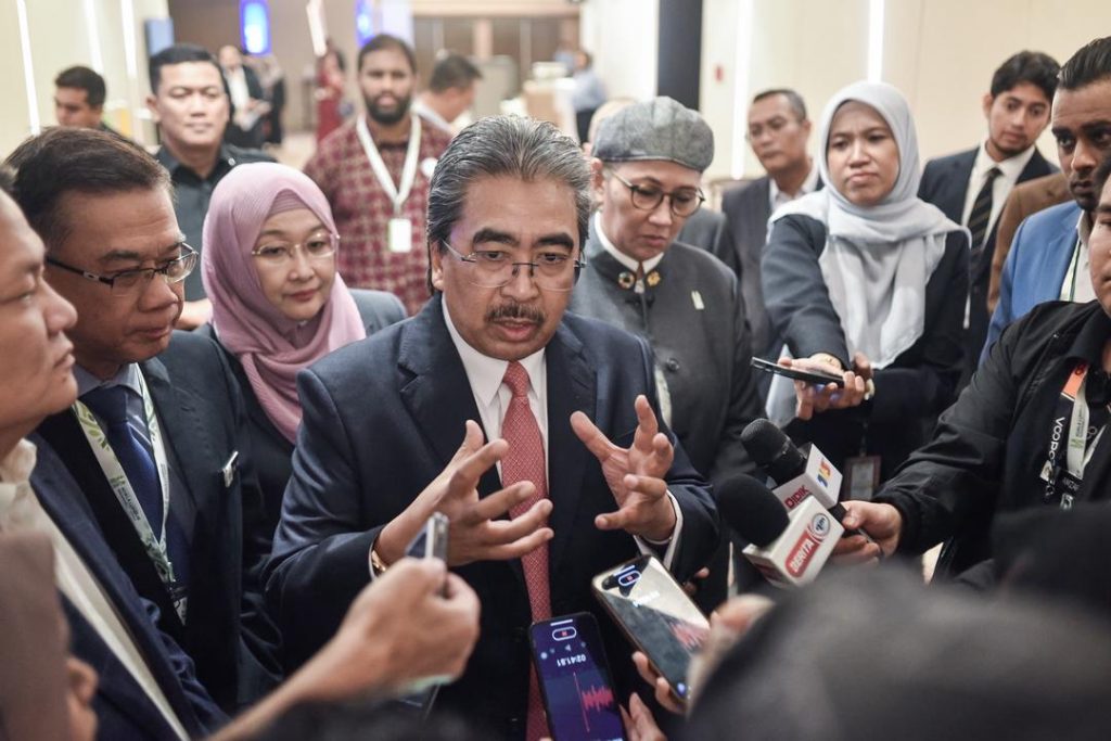 Menteri Perladangan dan Komoditi, Datuk Seri Johari ketika di Sidang Kemuncak Kelestarian Kuala Lumpur (KLSS) 2025 di Pusat Konvensyen Kuala Lumpur (KLCC) hari ini. / M. FIRDAUS M. JOHARI