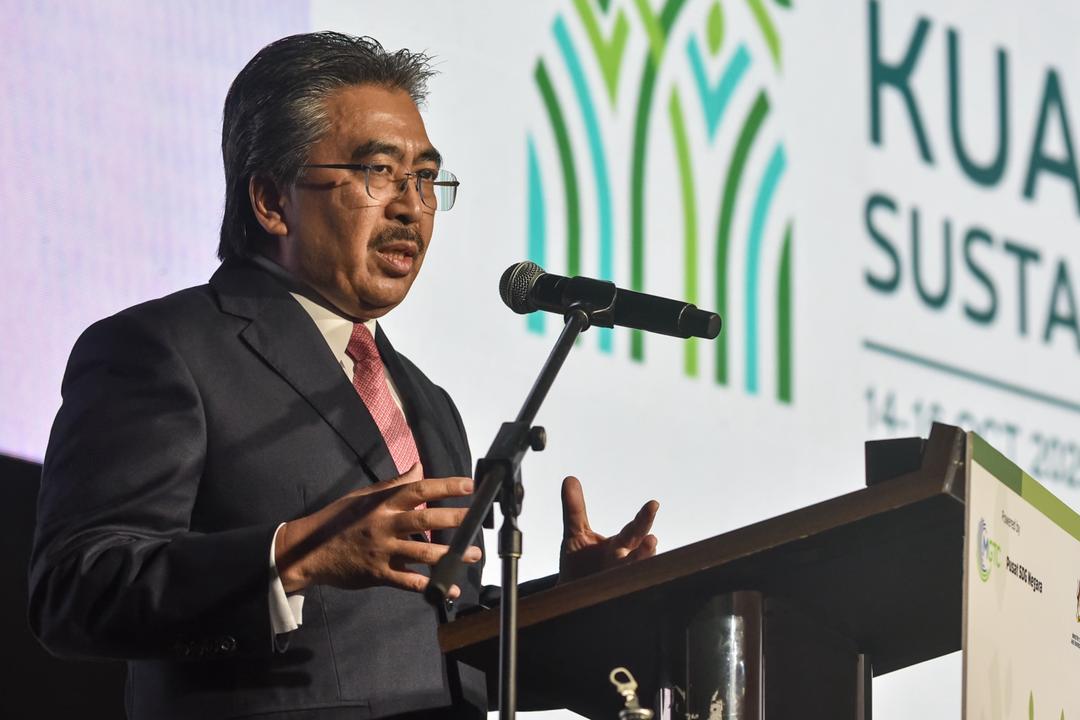 Johari ketika berucap di Sidang Kemuncak Kelestarian Kuala Lumpur (KLSS) 2025 di Pusat Konvensyen Kuala Lumpur (KLCC) hari ini. Foto oleh M. FIRDAUS M. JOHARI/ KOSMO!