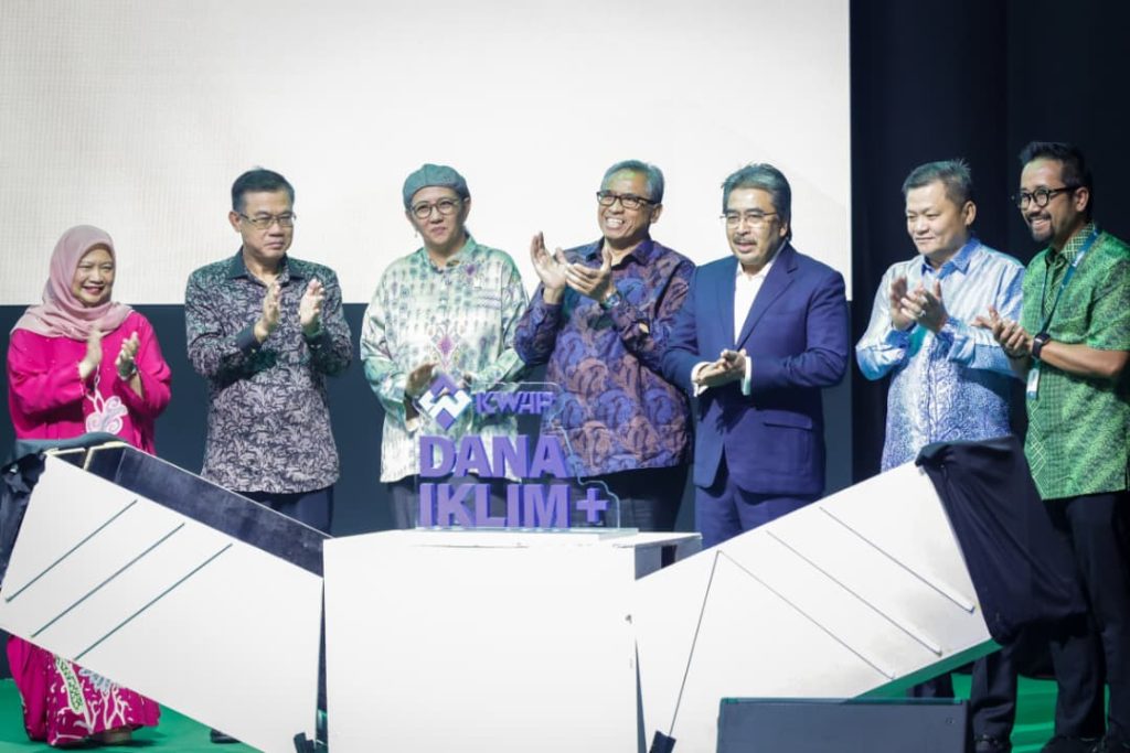 Johari (tiga dari kiri) menyempurnakan gimik pelancaran Sidang Kemuncak Kelestarian Kuala Lumpur (KLSS) KWAP Dana Iklim+ sempena Majlis Perasmian Persidangan dan Pameran Antarabangsa Teknologi Hijau dan Produk Eko Malaysia (iGEM) 2025 hari ini. Foto oleh MUHAMAD IQBAL ROSLI/KOSMO!