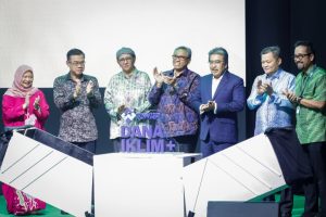 Johari (tiga dari kiri) menyempurnakan gimik pelancaran Sidang Kemuncak Kelestarian Kuala Lumpur (KLSS) KWAP Dana Iklim+ sempena Majlis Perasmian Persidangan dan Pameran Antarabangsa Teknologi Hijau dan Produk Eko Malaysia (iGEM) 2025 hari ini. Foto oleh MUHAMAD IQBAL ROSLI/KOSMO!