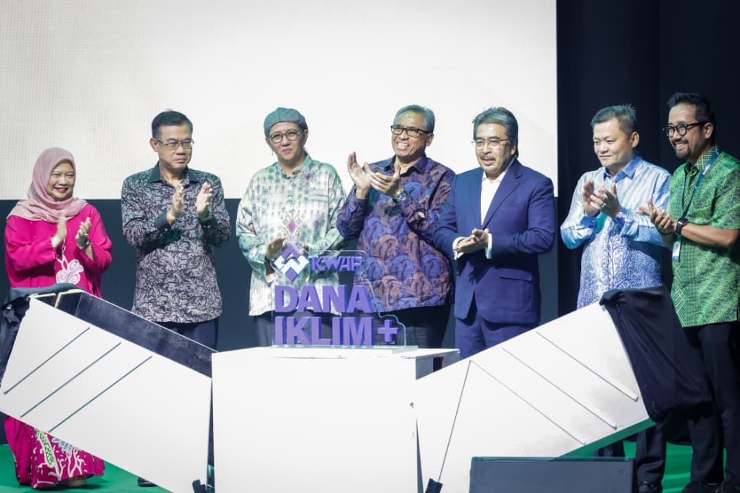 Johari (tiga dari kiri) menyempurnakan gimik pelancaran Sidang Kemuncak Kelestarian Kuala Lumpur (KLSS) KWAP Dana Iklim+ sempena Majlis Perasmian Persidangan dan Pameran Antarabangsa Teknologi Hijau dan Produk Eko Malaysia (iGEM) 2025 hari ini. Foto oleh MUHAMAD IQBAL ROSLI/KOSMO!