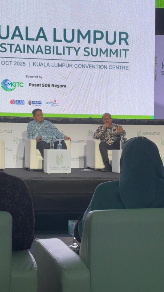 Bupati Banyumas Sadewo Tri Lastiono saat menjadi pembicara di acara Mayor’s Dialogue pada perhelatan Kuala Lumpur Sustainability Summit 2025 (KLSS 2025). (dok Humas Pemkab Banyumas)