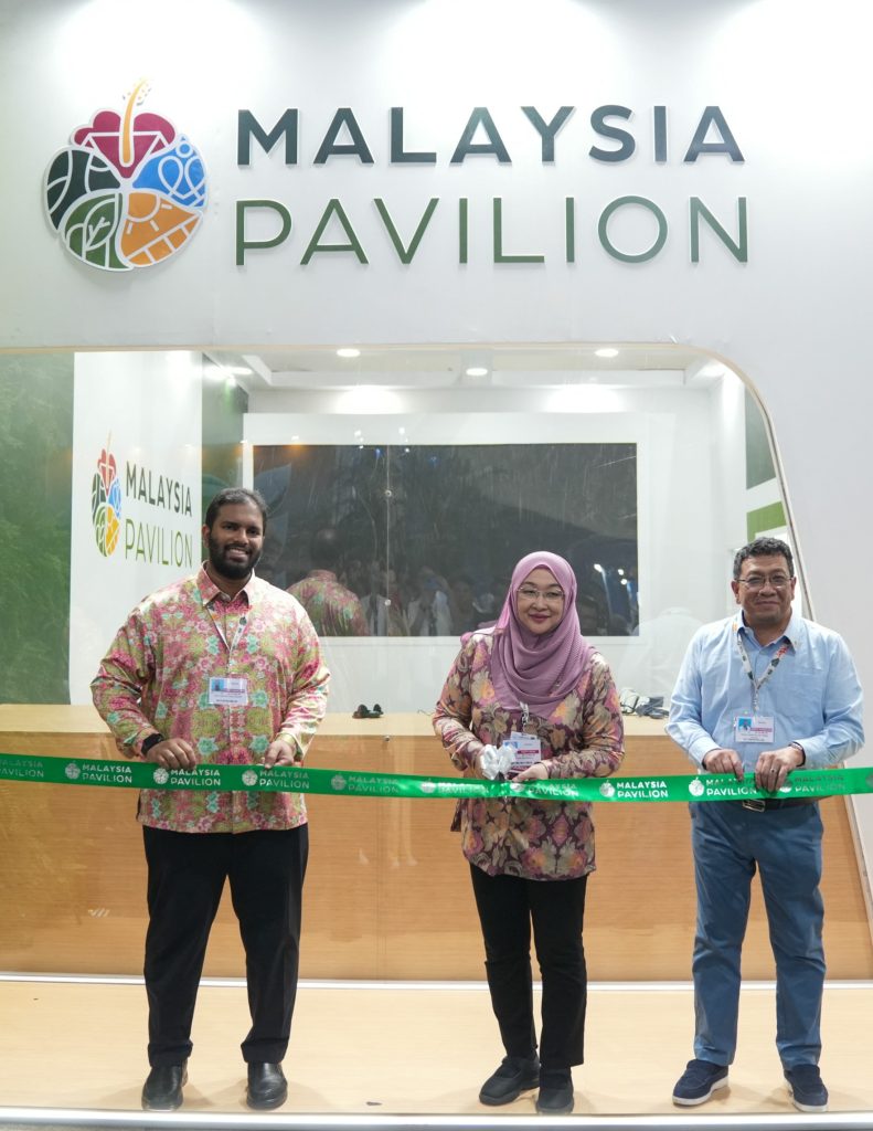 (from left) YBrs. Encik Saiful Adib (Acting CEO, MGTC), YBhg Datuk Nor Yahati (Deputy Secretary General, NRES), and Datuk Ir. Megat Jalaluddin (CEO, TNB) at the Malaysia Pavilion opening ceremony at COP30.