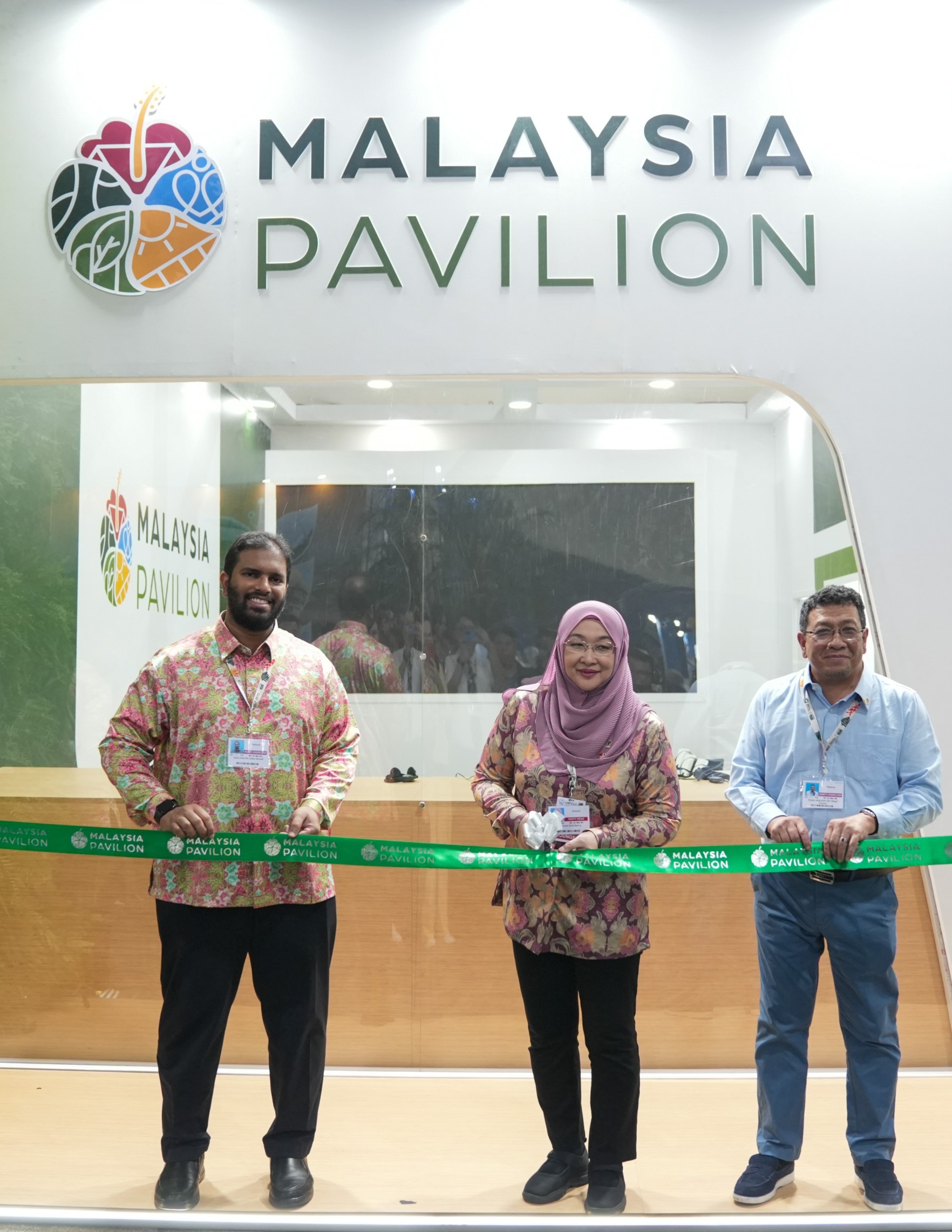 (from left) YBrs. Encik Saiful Adib (Acting CEO, MGTC), YBhg Datuk Nor Yahati (Deputy Secretary General, NRES), and Datuk Ir. Megat Jalaluddin (CEO, TNB) at the Malaysia Pavilion opening ceremony at COP30.